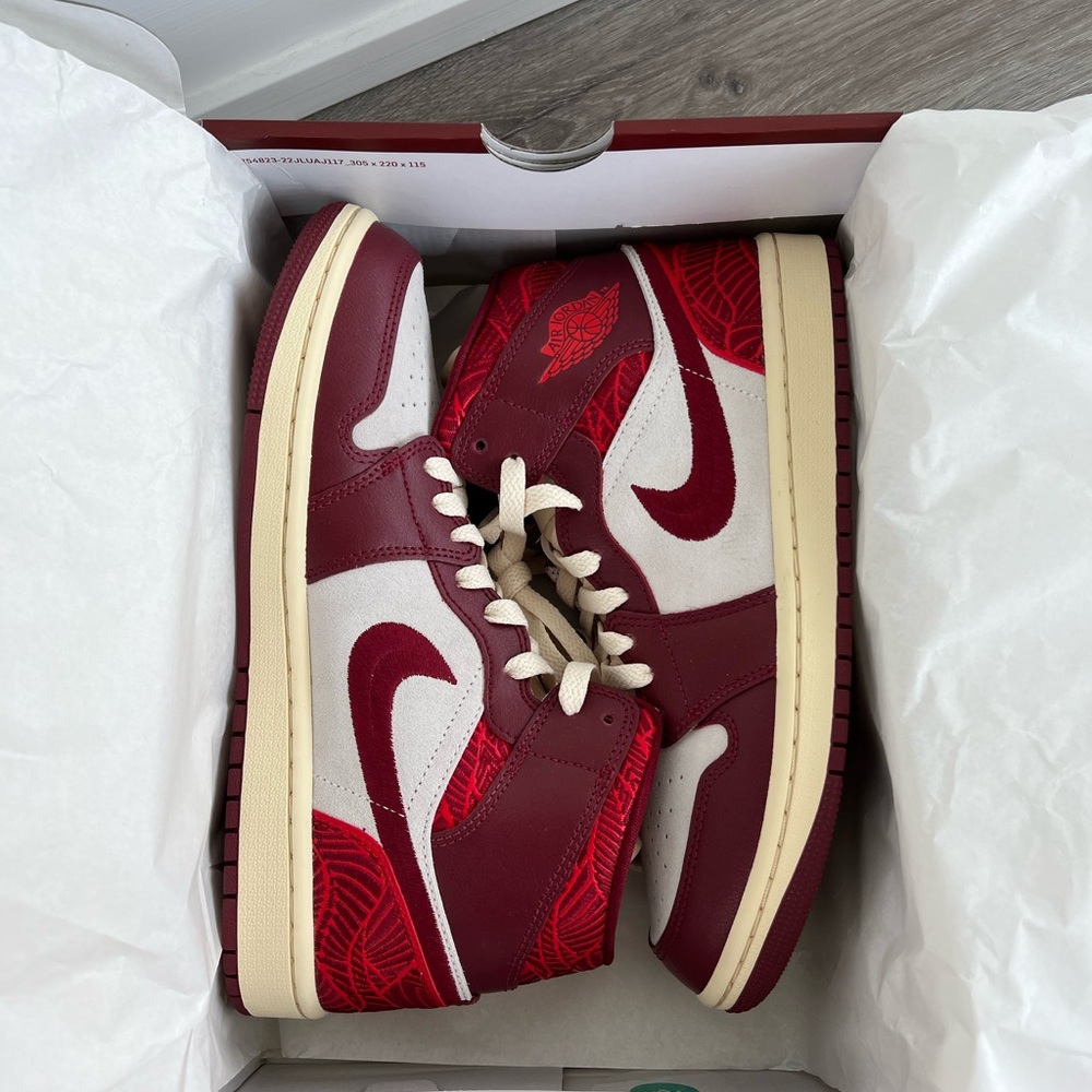NEW! AIR JORDAN 1 MID SE size 9. With the box